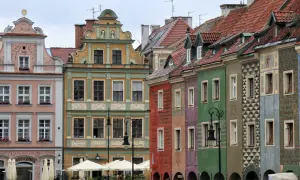 Bunte Häuser am Marktplatz in Posen, Polen. Die Fassaden sind reich verziert und die Dächer mit roten Ziegeln gedeckt.
