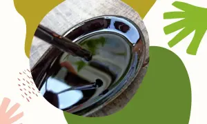 Ciemna, gęsta ciecz w łyżce, przypominająca dziegieć. Co to jest? To naturalny produkt destylacji drewna.