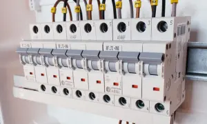 Szyna z bezpiecznikami nadprądowymi i przewodami elektrycznymi.