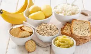Banan, ryż, owsianka, ziemniaki, sucharki i tosty – idealne jedzenie co na biegunkę.