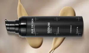 Czarny flakon serum z napisem "SERUM RETINYL". Kremowa konsystencja spływa po opakowaniu. Dowiedz się, retinol co to i jak działa.