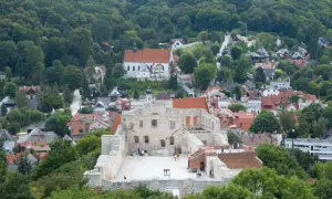 Ruiny zamku w Kazimierzu Dolnym, malownicze miasteczko z kościołem i domami na wzgórzach. Kazimierz Dolny atrakcje zachwycają.