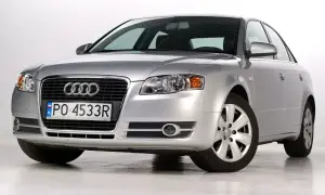 Srebrny Audi A4 B7 2.0 TDI z polskimi tablicami rejestracyjnymi PO 4533R, prezentujący się na białym tle.
