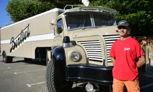 Un homme pose devant un camion Berthelot, un camion année 50 restauré avec soin.