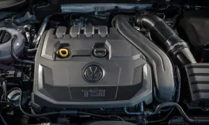 Silnik 1.5 TSI Volkswagena z widocznym logo i oznaczeniem.