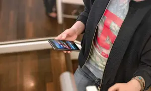 Osoba trzyma telefon Samsung, na ekranie widać ikony aplikacji. Może właśnie robi nagrywanie ekranu Samsung.