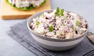 Pyszna sałatka na imprezę z kurczakiem, żurawiną i selerem, idealna na kanapki lub jako samodzielne danie.