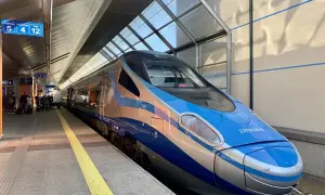 Nowoczesny pociąg Pendolino PKP Intercity na peronie. Ile wagonów ma Intercity? Ten skład ma ich 7, gotowy do podróży.