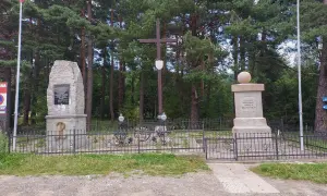 Pomnik na przełęczy Rydza Śmigłego. Monument upamiętnia marszałka Edwarda Rydza-Śmigłego.