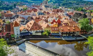 Malerische Altstadt mit roten Dächern und Fluss, ein echter Geheimtipp Tschechien Urlaub.