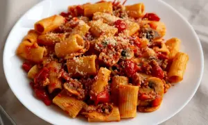 Pyszny przepis na makaron z sosem pomidorowym, grzybami i parmezanem. Idealny na szybki obiad.