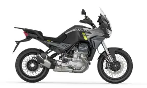 Nowy motocykl Moto Guzzi Stelvio w szarym malowaniu, gotowy na przygodę.