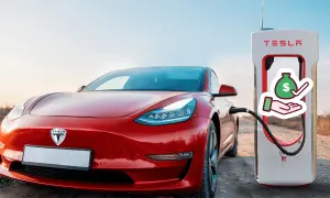Czerwona Tesla podłączona do ładowarki. Ikona symbolizująca oszczędność pieniędzy przy ładowaniu. Sprawdź, ile kosztuje naładowanie Tesli.