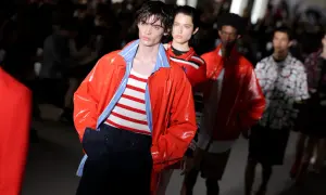 Model prezentuje pomarańczową kurtkę i pasiasty top na pokazie MSGM. To właśnie MSGM co to za marka?