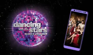 Kula dyskotekowa z napisem "Dancing with the stars" i zdjęcie uczestników na ekranie telefonu.
