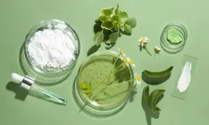 Składniki do domowego peelingu z sody: biały proszek, zielony żel, aloes, rumianek i krople.