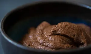 Luftige Mousse au Chocolat in einer dunklen Schale, bereit zum Genießen.