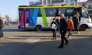 Kolorowy autobus A53 do Kalwarii Zebrzydowskiej, ludzie wysiadają.