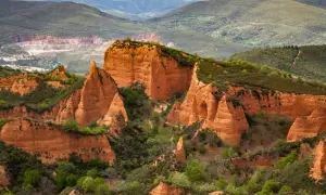 Impresionantes paisajes de España, con formaciones rocosas rojizas y vegetación verde, que recuerdan a un paisaje lunar.