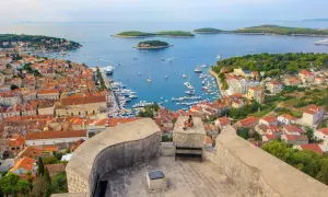 Vue panoramique de Hvar, Croatie. Que faire à Hvar ? Explorer la ville, le port et les îles environnantes depuis cette forteresse.