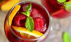 Orzeźwiająca sangria co to? Pyszny napój z malinami, pomarańczą i miętą, idealny na upalne dni.