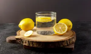 Erfrischendes Wasser mit Zitronenscheiben. Wo sind Elektrolyte drin? In Zitronenwasser für eine natürliche Erfrischung.