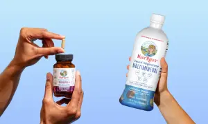 Händer håller en burk med Mary Ruth's Probiotic Prenatal och en flaska med Liquid Nighttime Multimineral. Perfekt för dig som är gravid och söker blutsaft.