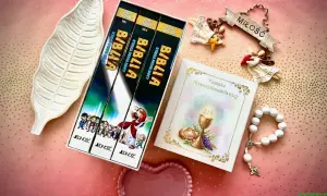 Biblia w komiksach, pamiątka komunii, aniołki i różaniec. Psychologia zwracania się po imieniu buduje więź.