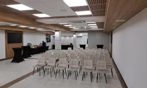 Nowoczesne sale konferencyjne w górach, gotowe na przyjęcie gości. Wygodne krzesła i przestrzeń sprzyjają pracy.
