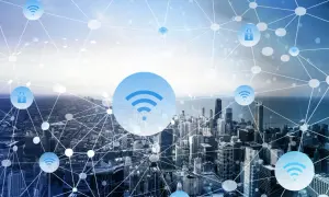 Sieć połączeń z ikonami Wi-Fi i kłódki nad panoramą miasta.