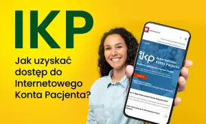 Uśmiechnięta kobieta trzyma telefon z aplikacją IKP. Dowiedz się, czy wizyta prywatna jest w IKP.