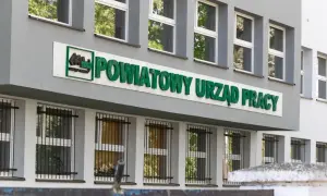 Powiatowy Urząd Pracy, miejsce, gdzie bezrobotny szuka wsparcia i nowych możliwości.