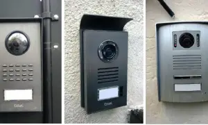 Trois visiophones Extel anciens modèles, avec caméras et claviers, installés sur des façades.