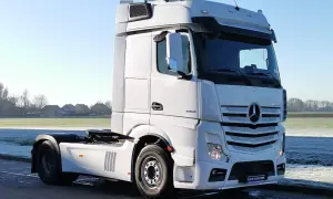 Un camion européen blanc, prêt pour de longues routes.