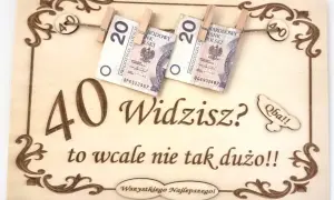 Grawer na 40 urodziny z pieniędzmi i napisem "40 Widzisz? to wcale nie tak dużo!!".