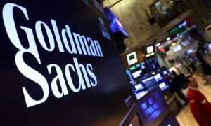 Ekran z napisem Goldman Sachs, w tle giełda i ludzie. Analiza obligacji.