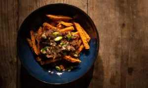 Frytki z czym? Odmień danie: sosy, loaded fries i warzywne hity!