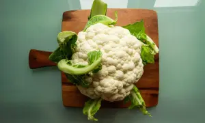 Kalafior na desce. Czy pies może jeść kalafior? Tak, ale z umiarem.