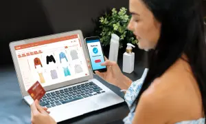 Mujer compra ropa online, confirma pago en su móvil. ¡Es legal vender sin stock si se gestiona bien!