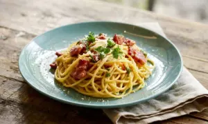 Jakie sery do carbonary zamiast parmezanu? Odkryj najlepsze zamienniki