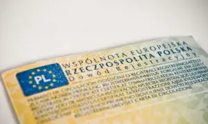 Dowód rejestracyjny z PL. Brak dowodu osobistego za granicą może prowadzić do konsekwencji, np. problemów z identyfikacją.