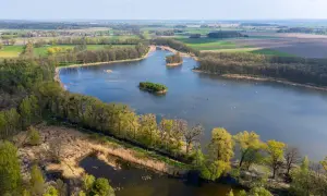 Malownicze jezioro z wyspami, otoczone lasem i polami, to jedne z romantycznych miejsc na Pomorzu. Idealne na spokojny wypoczynek.