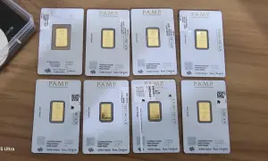 Fałszywe sztabki PAMP, w tym 100g srebra i kilka złotych 5g i 2.5g, z certyfikatami.