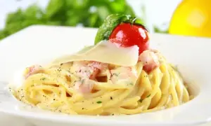 Pyszne spaghetti z białym sosem – łatwy przepis na idealny obiad