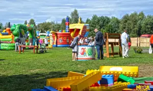 Kolorowe dmuchańce i wielkie klocki zachęcają do zabawy. To idealne miejsce na letnie przygody, gdzie ustka dla dzieci to tylko początek radosnych chwil.