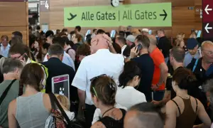 Tłum ludzi na lotnisku, znak "Alle Gates | All Gates". Czy Polacy potrzebują wizy do Wielkiej Brytanii?