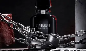 L'Interdit Intense Givenchy, zamknięty w łańcuchach i kłódce, symbolizuje zakazaną, intensywną moc zapachu.