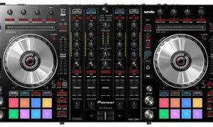 Na czym gra DJ? Poznaj niezbędny sprzęt do miksowania muzyki