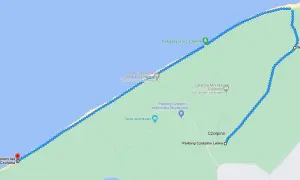 Mapa z zaznaczoną trasą wzdłuż wybrzeża, prowadzącą do "Zatopiony las koło Czołpina", dzikiej plaży i wydmy.