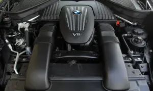 Silnik V8 BMW x5 e70. Potężna jednostka napędowa z charakterystycznym logo BMW.